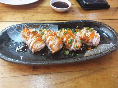 ซูชิแซลม่อนลนไฟ
