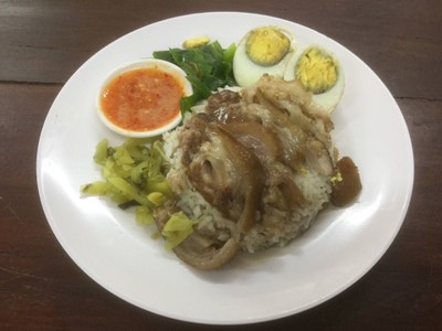 ข้าวขาหมู เนื้อหนังไข่