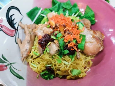 บะหมี่ไก่ตุ๋นแห้งยำ