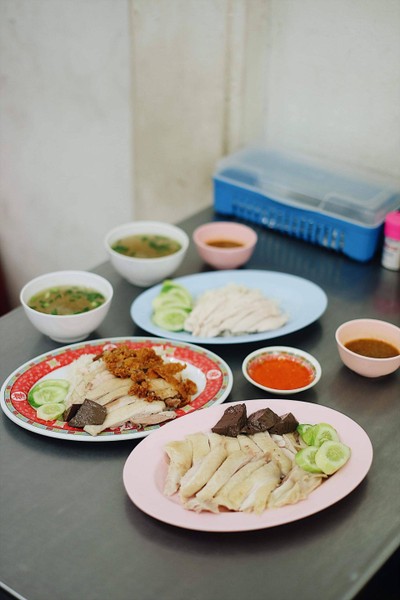 ข้าวมันไก่เจ๊โบว์ (Chicken rice by J_bo) ข้าวมันไก่เจ๊โบว์ (Chicken rice by J_bo)