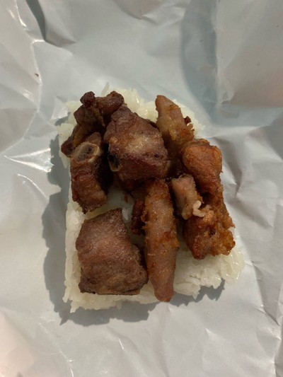 ข้าวเหนียวกระดูกหมูและหมูเค็ม