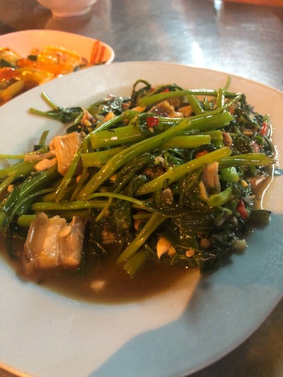 ผัดผักบุ้งหมูกรอบ