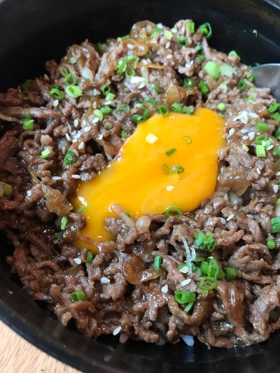 ข้าวหน้าเนื้อวากิว ไข่หวานนุ่ม