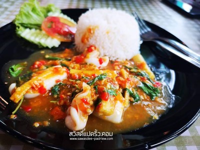 กะเพราปลาหมึกราดข้าว