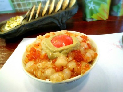 (ข้าวด้งหน้ากุ้งหวาน, ไข่แซลมอน และมันปู)