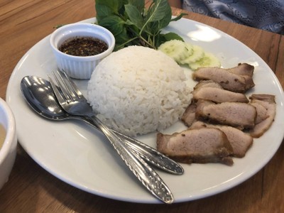 ข้าวหมูย่างจิ้มแจ่ว