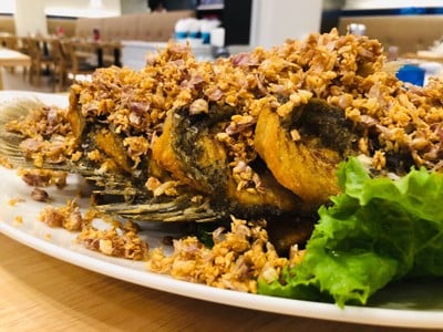 ปลากะพงทอดกระเทียม