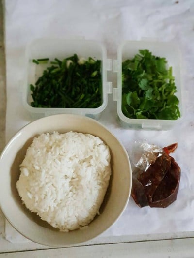 วิธีทำ ข้าวผัดน้ำพริกตาแดงใส่กุนเชียงทอดกรอบ