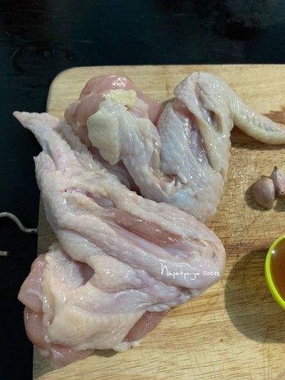 วิธีทำ ปีกไก่หมักน้ำมันงาชุบแป้งทอด วิธีทำ ปีกไก่หมักน้ำมันงาชุบแป้งทอด