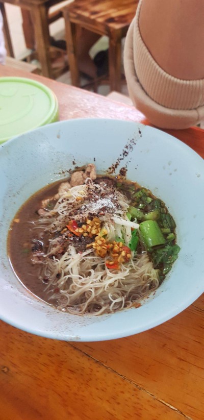 เมนูของร้าน ก๋วยเตี๋ยวเรือลุงชลอ ตลาดเขมา ตลาดศรีเขมา