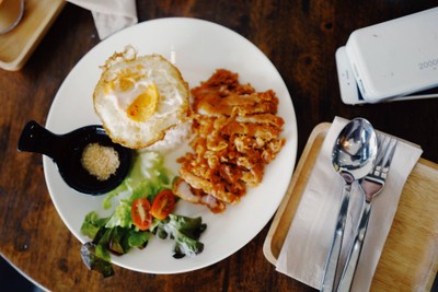 ข้างหมูสามชั้นไข่ดาว