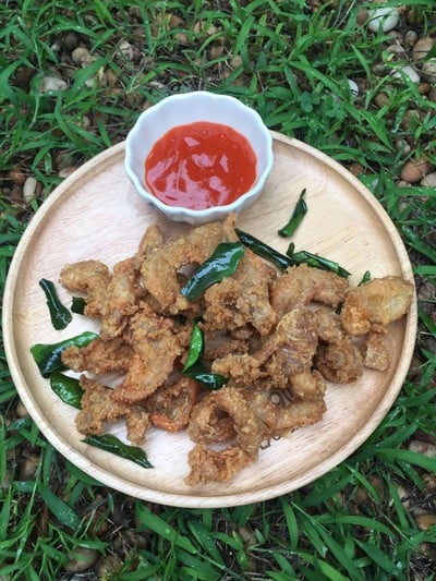 “หนังไก่ทอดใบมะกรูด”