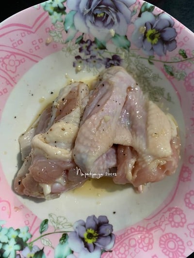 วิธีทำ ปีกไก่หมักน้ำมันงาชุบแป้งทอด วิธีทำ ปีกไก่หมักน้ำมันงาชุบแป้งทอด
