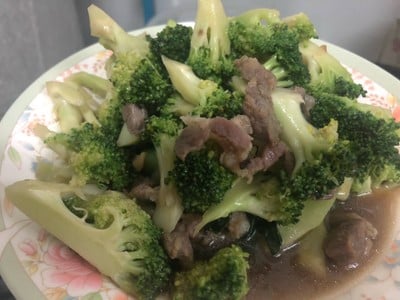 หมูหมักผัดบร็อคโคลี่ หมูหมักผัดบร็อคโคลี่