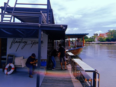 หน้าร้าน Floating Space Cafe