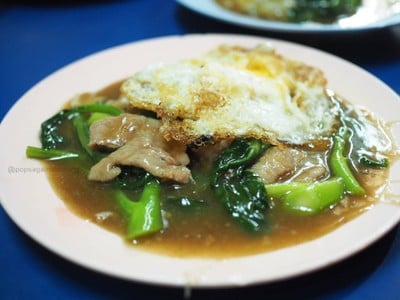 เมนูของร้าน เจ้อ้วนราดหน้ายอดผัก