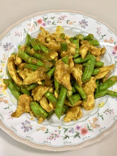 “ผัดพริกแกงใต้อกไก่ใส่ถั่ว"