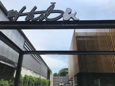 หน้าร้าน the hub cafe & co-working space