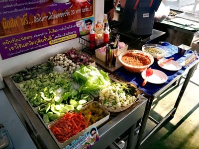 ผักและน้ำพริกฟรี