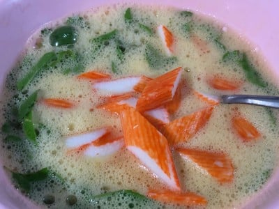 วิธีทำ ไข่เจียวกะเพราปูอัด