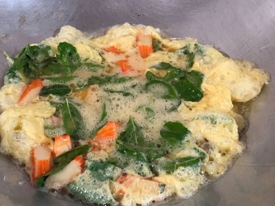 วิธีทำ ไข่เจียวกะเพราปูอัด