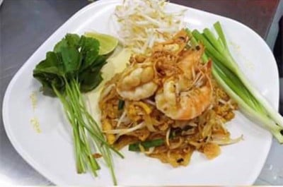 ผัดไทย เส้นจันทร์กุ้งสด