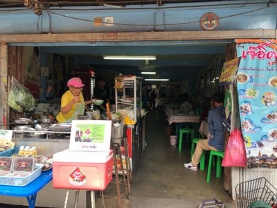 บรรยากาศ ร้านเจ้อี๊ดริมน้ำ