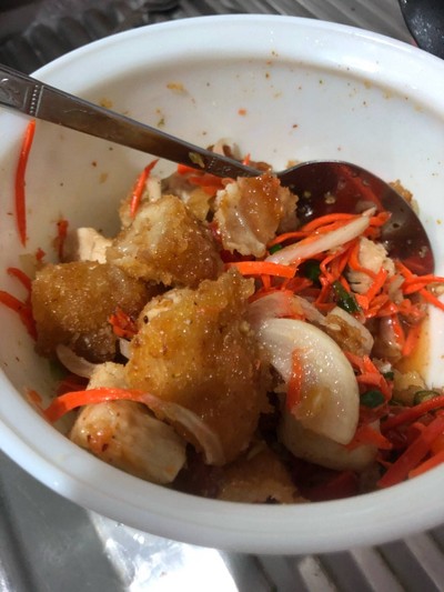 วิธีทำ เด่วนี้ยำน่ากินกันหนัก แม่จับไก่ทอดมายำสะเลย🐔🐔 วิธีทำ เด่วนี้ยำน่ากินกันหนัก แม่จับไก่ทอดมายำสะเลย🐔🐔