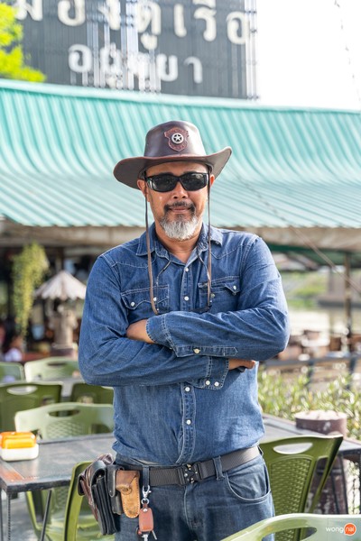 เจ้าของร้านมองดูเรือ