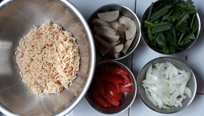 วิธีทำ ยำบะหมี่กึ่งสำเร็จรูป