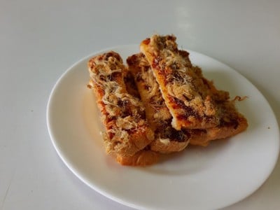 ขนมปังกรอบพริกเผาหมูหยอง