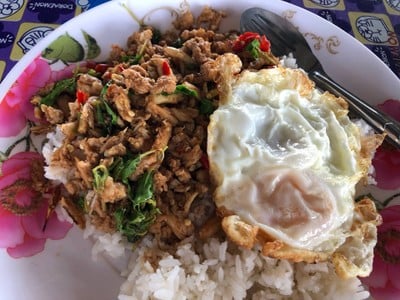 กระเพราปูหมูสับไข่ดาวราดข้าว