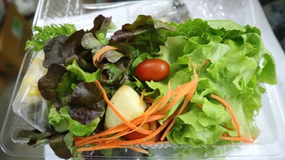 ผักไฮโดร น้ำสลัดมีหลากหลายให้เลือกทาน ชุดละ35