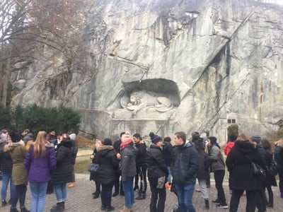 ครึ่งวันมันก็จะชะโงกทัวร์หน่อยๆ