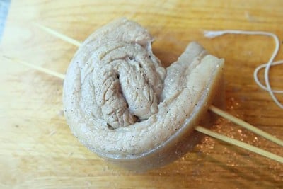 วิธีทำ หมูม้วนทอดกรอบ  หมูกรอบชาชู By Phorn Kitchen