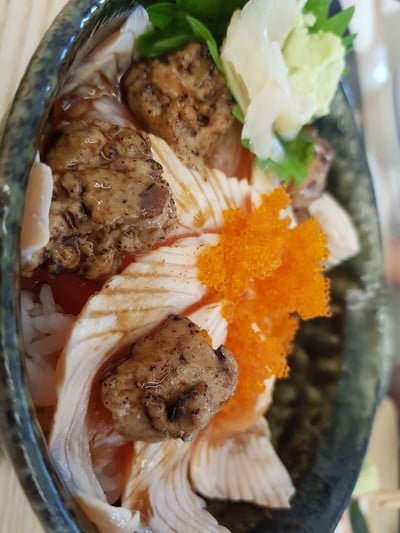 ข้าวหน้าซาม่อนกับตับห่าน