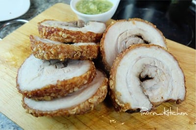 หมูม้วนทอดกรอบ  หมูกรอบชาชู By Phorn Kitchen
