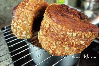 วิธีทำ หมูม้วนทอดกรอบ  หมูกรอบชาชู By Phorn Kitchen