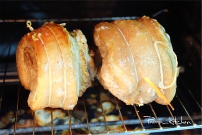 วิธีทำ หมูม้วนทอดกรอบ  หมูกรอบชาชู By Phorn Kitchen