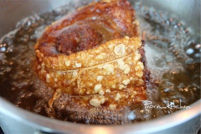 วิธีทำ หมูม้วนทอดกรอบ  หมูกรอบชาชู By Phorn Kitchen