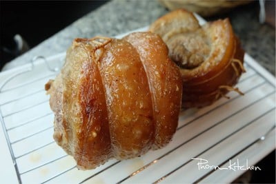 วิธีทำ หมูม้วนทอดกรอบ  หมูกรอบชาชู By Phorn Kitchen