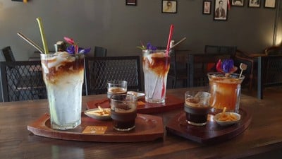 อ่อง อาร์ท คาเฟ่ (อ่อง อาร์ท คาเฟ่) อ่อง อาร์ท คาเฟ่ (อ่อง อาร์ท คาเฟ่)