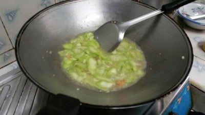 วิธีทำ บวบผัดไข่ใส่กุ้งแห้ง