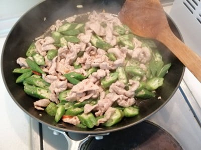 วิธีทำ ผัดหมูใส่กระเจี๊ยบ​เขียว