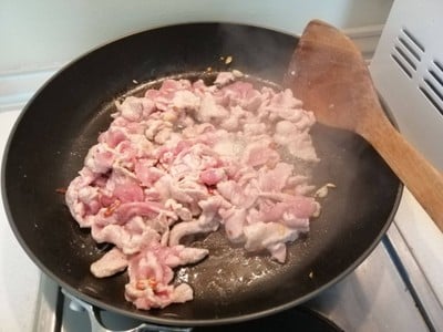 วิธีทำ ผัดหมูใส่กระเจี๊ยบ​เขียว