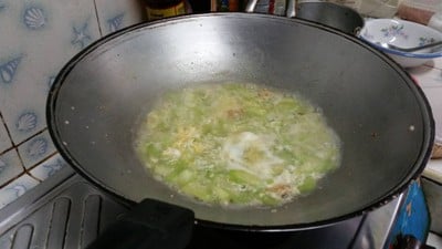 วิธีทำ บวบผัดไข่ใส่กุ้งแห้ง