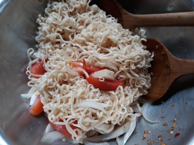 วิธีทำ ยำบะหมี่กึ่งสำเร็จรูป