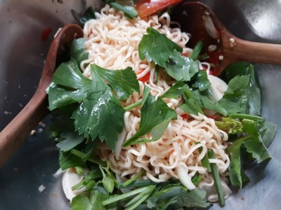 วิธีทำ ยำบะหมี่กึ่งสำเร็จรูป