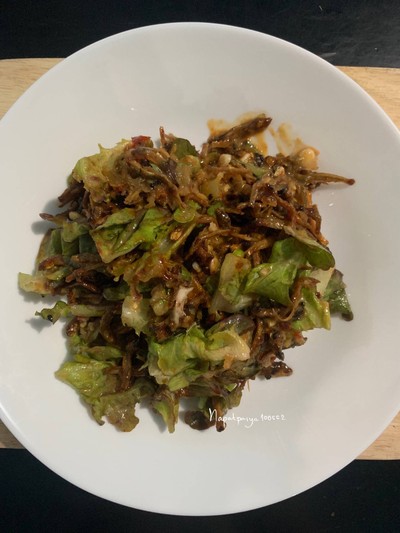วิธีทำ สลัดปลาข้าวสารคั่วน้ำพริกเผา วิธีทำ สลัดปลาข้าวสารคั่วน้ำพริกเผา