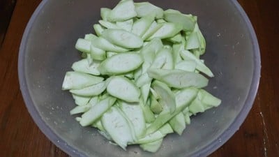 วิธีทำ บวบผัดไข่ใส่กุ้งแห้ง